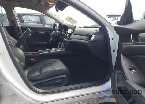 2018 Honda Accord Touring z USA, uszkodzony, nr VIN 1HGCV1F97JA013626